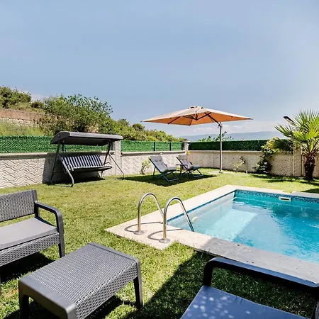 Villa 4 *