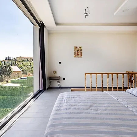 Villa 4 *